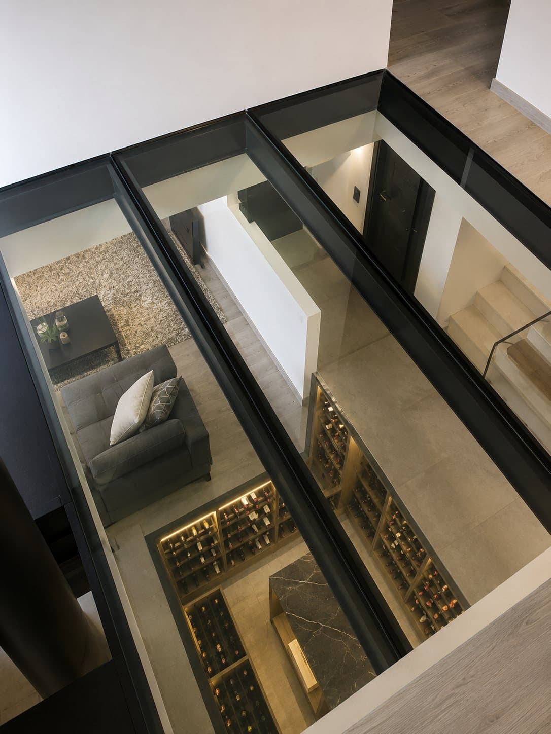 Piso de vidrio sobre living y sótano