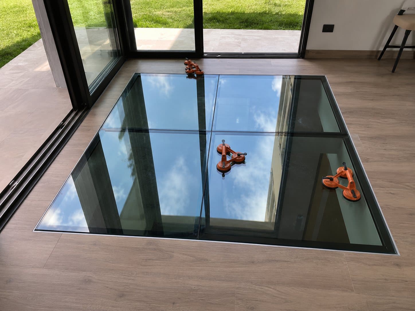 Piso de vidrio sobre bodega de vinos