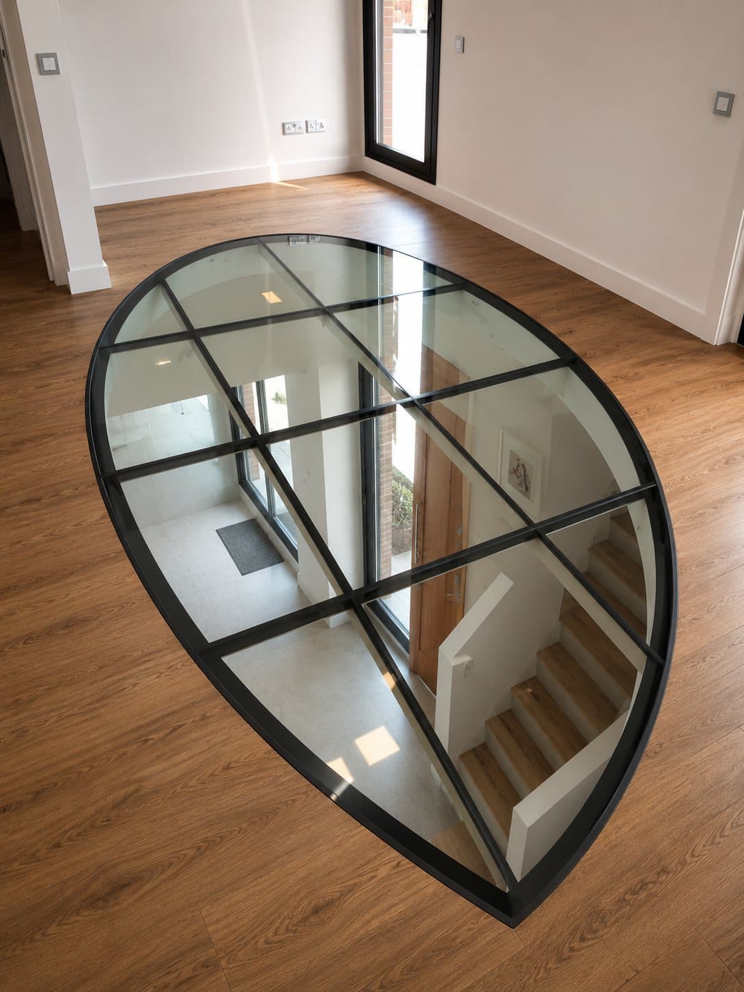 Piso de vidrio de diseño curvo con escalera